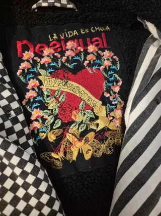 Abrigo desigual blanco y negro