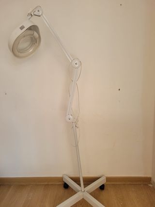 Lámpara estética blanca con ruedas con lupa