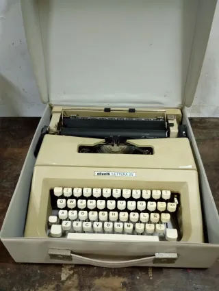 Máquina de escribir Olivetti Lettera 25