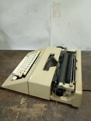 Máquina de escribir Olivetti Lettera 25