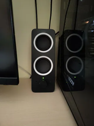 Monitor MSI Optix MAG241CU e casse Logitech.