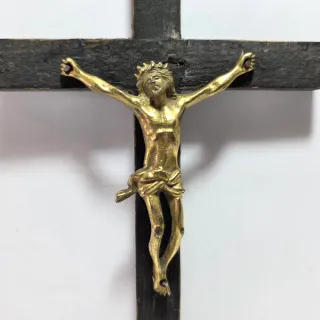 Cristo crocifisso bronzo dorato su croce in legno
