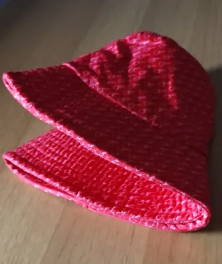 Sombrero reversible impermeable rojo y blanco