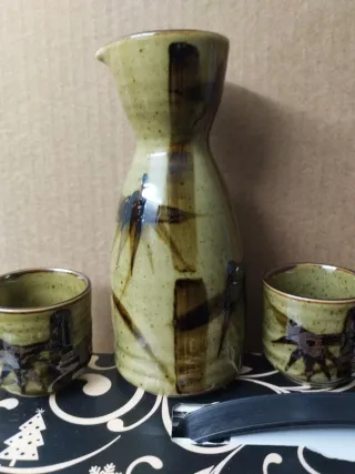 Jarra y 2 vasos de sake de cerámica