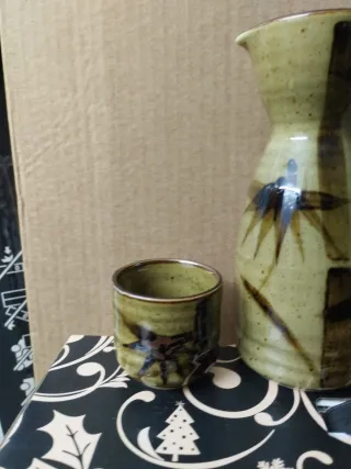 Jarra y 2 vasos de sake de cerámica