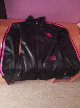 Chándal Adidas Negro y Rosa.