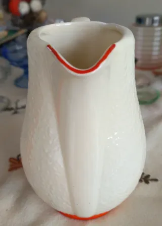 Jarra de cerámica blanca con detalles naranja