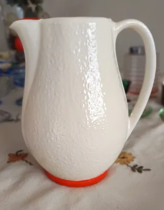 Jarra de cerámica blanca con detalles naranja