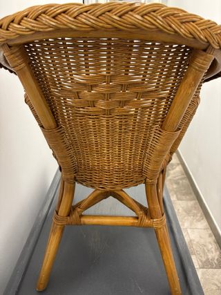 Silla pequeña de mimbre