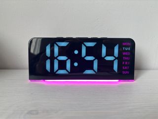 Reloj Digital LED con Luces Rosas