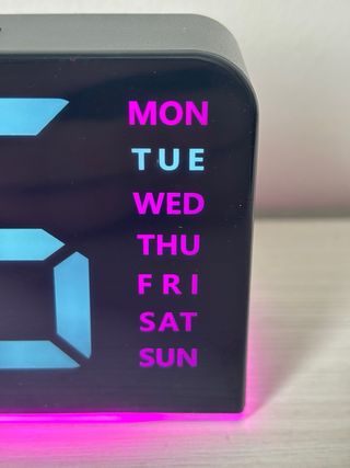 Reloj Digital LED con Luces Rosas