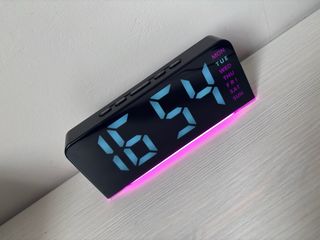 Reloj Digital LED con Luces Rosas