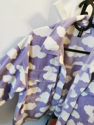 Chaqueta H&M mujer morada nubes