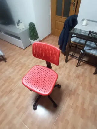 Silla de oficina roja y negra