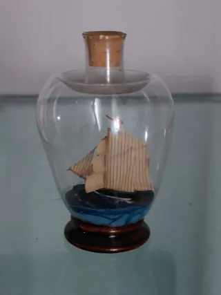 Barco en botella decorativo