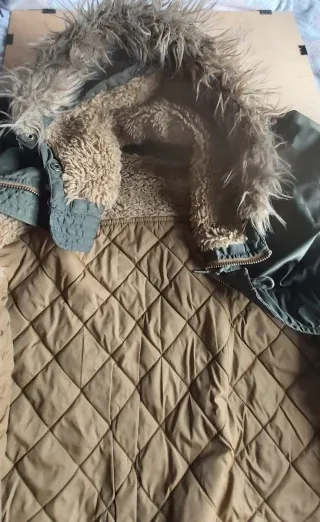 Parka Pull&Bear verde militar con capucha