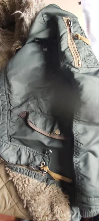 Parka Pull&Bear verde militar con capucha