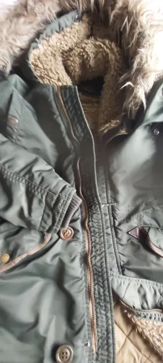 Parka Pull&Bear verde militar con capucha