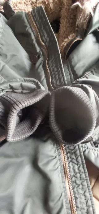 Parka Pull&Bear verde militar con capucha