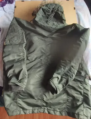 Parka Pull&Bear verde militar con capucha