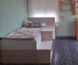 Cama con escritorio madera y blanco