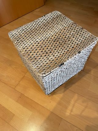 Baúl de mimbre beige y marrón