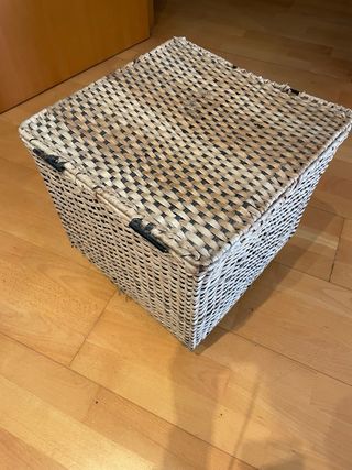 Baúl de mimbre beige y marrón