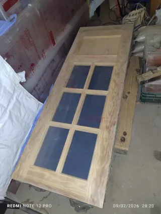 Puerta madera maciza con cristales