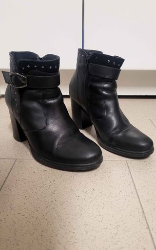 Stivaletti neri in pelle con fibbia e borchie