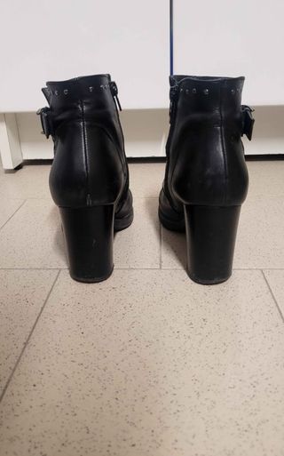 Stivaletti neri in pelle con fibbia e borchie