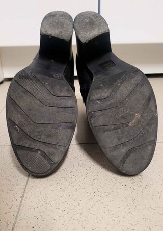 Stivaletti neri in pelle con fibbia e borchie