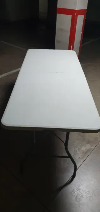 Mesa plegable de resina blanca