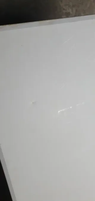 Mesa plegable de resina blanca