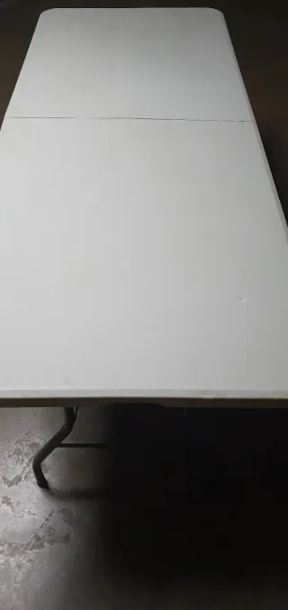 Mesa plegable de resina blanca