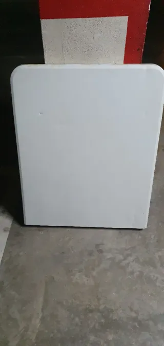 Mesa plegable de resina blanca