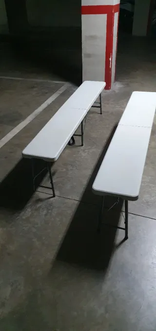 Mesa plegable de resina blanca