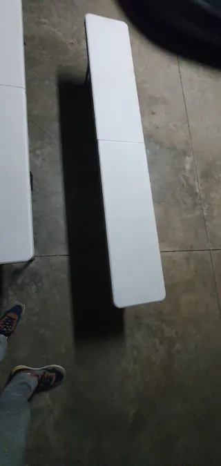 Mesa plegable de resina blanca