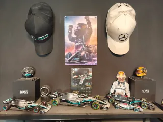 Mercedes F1 1:18 + 2 auto 1:24 + 2 caschi