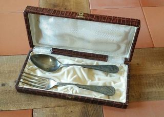 ATREZZO - PAREJA DE CUBIERTOS DE 1973 (BAÑADOS EN