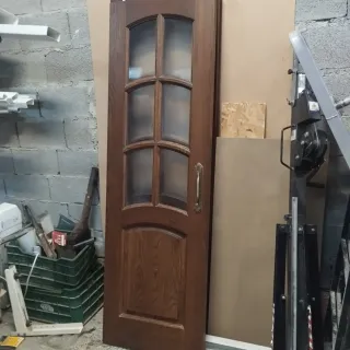 Puertas correderas madera maciza con cristal.