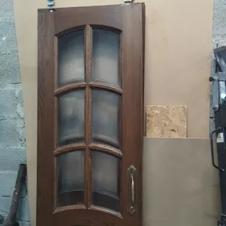 Puertas correderas madera maciza con cristal.