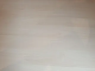 Escritorio blanco con caballetes de madera