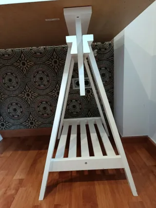 Escritorio blanco con caballetes de madera