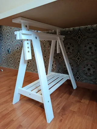 Escritorio blanco con caballetes de madera