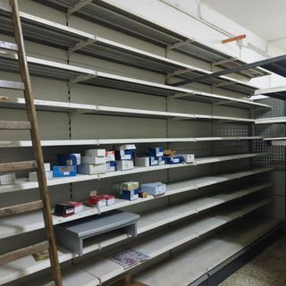 Scaffalature x negozio Monguzzi con accessori