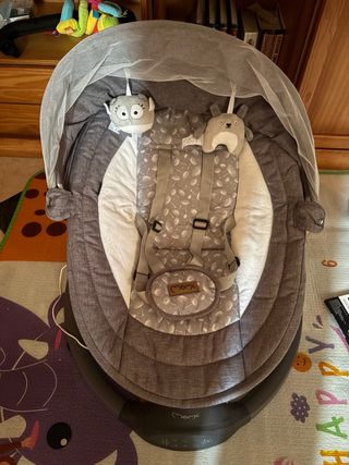 Mecedora bebé Momi gris con dos peluches