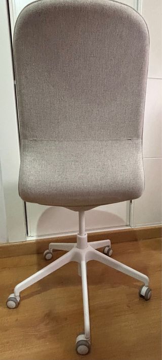Silla de oficina beige IKEA LANGJFALL con ruedas.