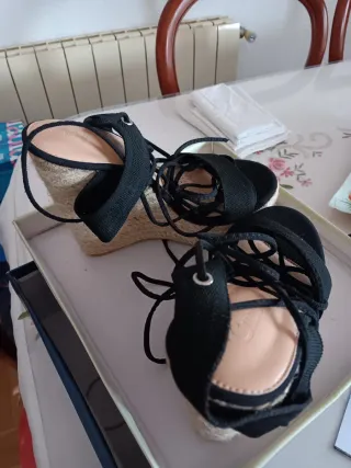 Sandalias negras de cuña con cordones