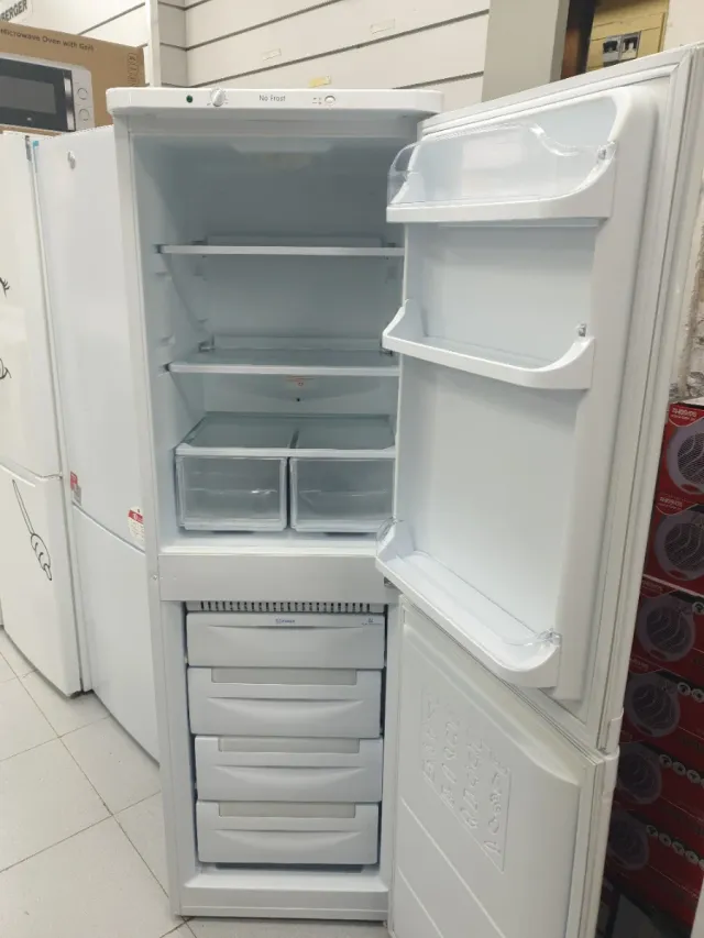 Nevera Indesit 1.74m x 54cm estrecha