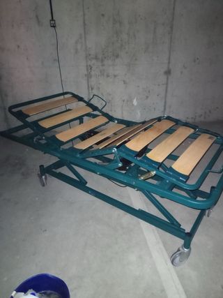 Cama articulada hospitalaria con carro elevador